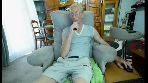 Snapshot of 00jeff31 chatting on 06-23-26, 10:57 jeff online show from 06-23-26, 10:57