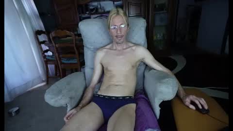 Snapshot of 00jeff31 chatting on 07-12-26, 04:36 jeff online show from 07-12-26, 04:36