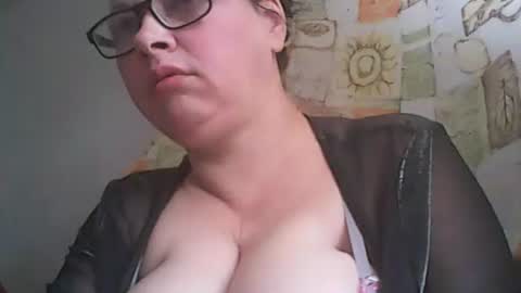 Snapshot of 1deluxepussy chatting on 10-28-25, 07:12 Deluxepussy online show from 10-28-25, 07:12