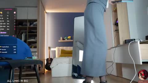 Snapshot of 1mari_01 chatting on 03-10-25, 10:24 Marie online show from 03-10-25, 10:24