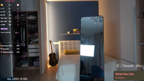 Snapshot of 1mari_01 chatting on 10-15-25, 06:08 Marie online show from 10-15-25, 06:08