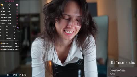 Snapshot of 1mari_01 chatting on 10-20-25, 06:30 Marie online show from 10-20-25, 06:30