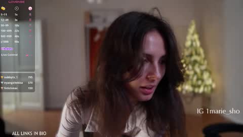 Snapshot of 1mari_01 chatting on 01-10-26, 07:04 Marie online show from 01-10-26, 07:04