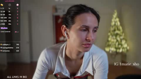 Snapshot of 1mari_01 chatting on 01-12-26, 06:13 Marie online show from 01-12-26, 06:13