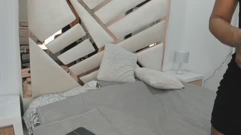 Snapshot of 1naughty_milf chatting on 02-01-25, 07:02 Luisa online show from 02-01-25, 07:02