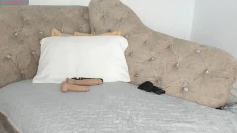 Snapshot of 1naughty_milf chatting on 02-25-25, 07:42 Luisa online show from 02-25-25, 07:42