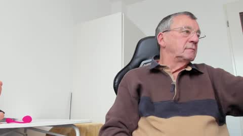 Snapshot of 200gentleman chatting on 12-12-24, 01:06 Henk online show from 12-12-24, 01:06