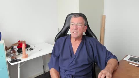 Snapshot of 200gentleman chatting on 12-15-24, 01:22 Henk online show from 12-15-24, 01:22