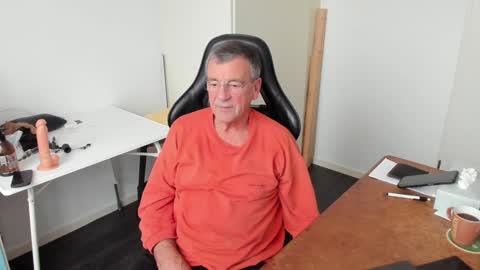 Snapshot of 200gentleman chatting on 12-19-24, 01:18 Henk online show from 12-19-24, 01:18