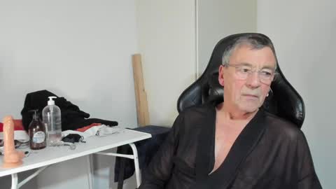 Snapshot of 200gentleman chatting on 12-28-24, 05:14 Henk online show from 12-28-24, 05:14