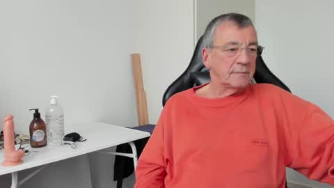 Snapshot of 200gentleman chatting on 12-29-24, 01:28 Henk online show from 12-29-24, 01:28