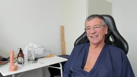 Snapshot of 200gentleman chatting on 12-31-24, 01:19 Henk online show from 12-31-24, 01:19