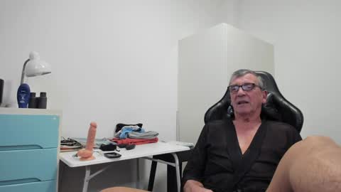 Snapshot of 200gentleman chatting on 01-09-25, 04:17 Henk online show from 01-09-25, 04:17