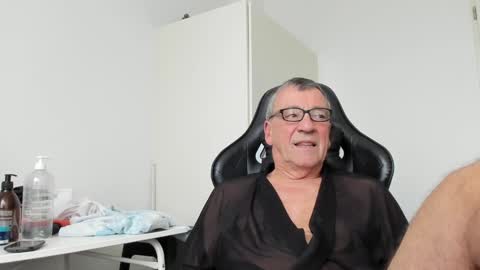 Snapshot of 200gentleman chatting on 01-17-25, 01:46 Henk online show from 01-17-25, 01:46