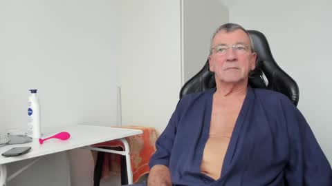 Snapshot of 200gentleman chatting on 01-24-25, 01:36 Henk online show from 01-24-25, 01:36