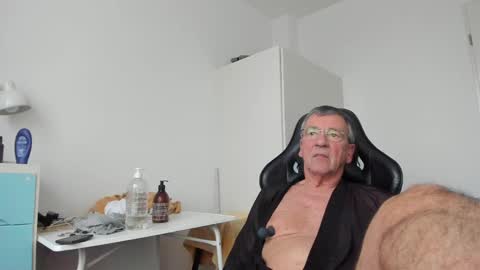 Snapshot of 200gentleman chatting on 02-20-25, 04:36 Henk online show from 02-20-25, 04:36