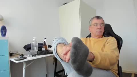 Snapshot of 200gentleman chatting on 02-23-25, 04:46 Henk online show from 02-23-25, 04:46