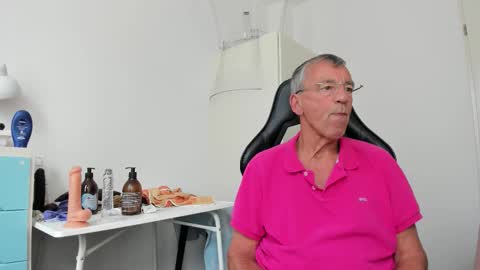 Snapshot of 200gentleman chatting on 09-11-25, 01:44 Henk online show from 09-11-25, 01:44