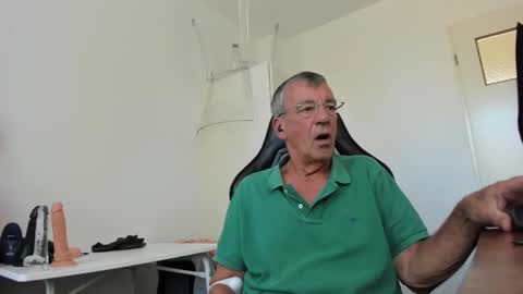 Snapshot of 200gentleman chatting on 09-24-25, 01:47 Henk online show from 09-24-25, 01:47