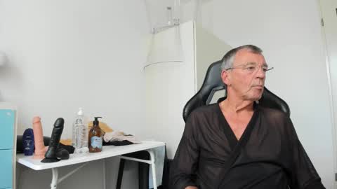 Snapshot of 200gentleman chatting on 09-28-25, 03:17 Henk online show from 09-28-25, 03:17