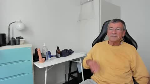 Snapshot of 200gentleman chatting on 10-07-25, 01:30 Henk online show from 10-07-25, 01:30