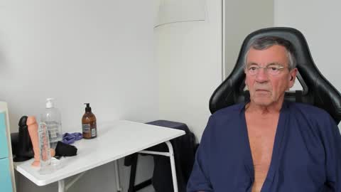 Snapshot of 200gentleman chatting on 10-11-25, 11:09 Henk online show from 10-11-25, 11:09