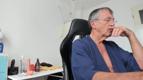 Snapshot of 200gentleman chatting on 10-12-25, 11:09 Henk online show from 10-12-25, 11:09