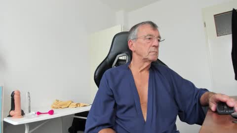 Snapshot of 200gentleman chatting on 10-16-25, 10:27 Henk online show from 10-16-25, 10:27