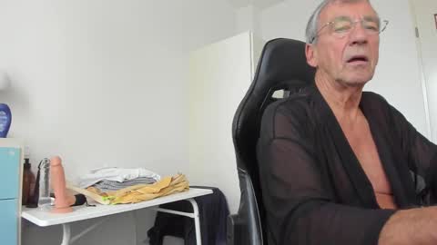 Snapshot of 200gentleman chatting on 10-18-25, 02:18 Henk online show from 10-18-25, 02:18