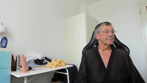 Snapshot of 200gentleman chatting on 10-19-25, 12:17 Henk online show from 10-19-25, 12:17