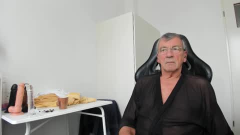 Snapshot of 200gentleman chatting on 10-21-25, 12:50 Henk online show from 10-21-25, 12:50