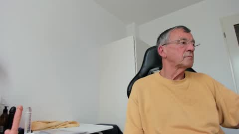 Snapshot of 200gentleman chatting on 10-23-25, 12:15 Henk online show from 10-23-25, 12:15