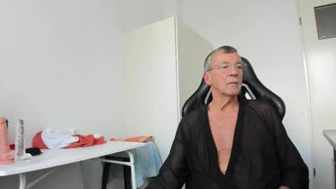 Snapshot of 200gentleman chatting on 10-30-25, 12:39 Henk online show from 10-30-25, 12:39