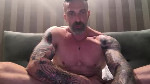 Snapshot of 22colin22 chatting on 05-18-26, 04:07 Nik online show from 05-18-26, 04:07
