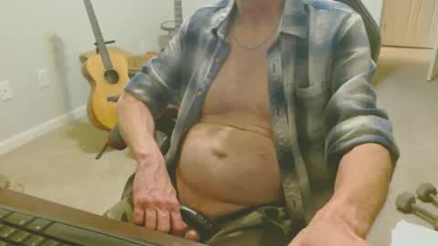 Snapshot of 6stringer62 chatting on 02-19-25, 01:51 6stringer62 online show from 02-19-25, 01:51