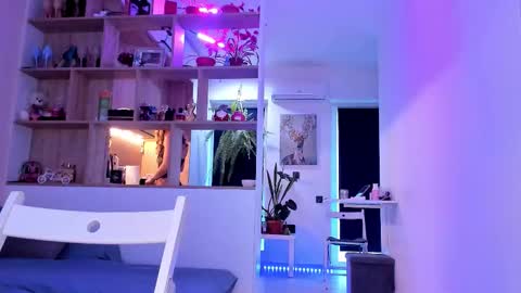 Mia online show from 09-27-25, 02:22