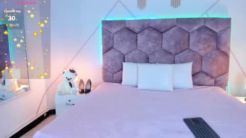 _aurora_collins_ online show from 12-19-25, 01:07