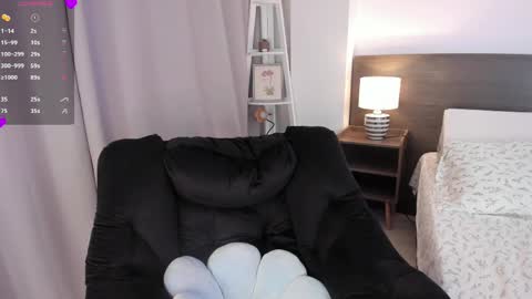Snapshot of _bleuelune chatting on 04-25-26, 01:19 Mary online show from 04-25-26, 01:19