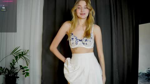 Snapshot of _curlydream_ chatting on 03-04-25, 12:12 Alice online show from 03-04-25, 12:12