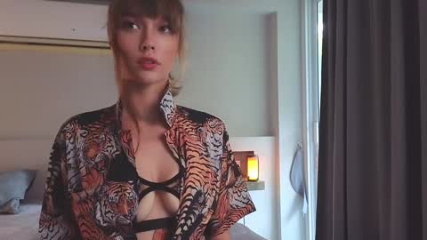Snapshot of _demi_dee_ chatting on 01-24-25, 10:00 DemiDee online show from 01-24-25, 10:00