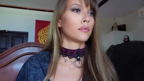 Snapshot of _demi_dee_ chatting on 03-04-25, 08:35 DemiDee online show from 03-04-25, 08:35