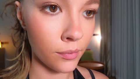 Snapshot of _demi_dee_ chatting on 10-10-25, 03:44 DemiDee online show from 10-10-25, 03:44
