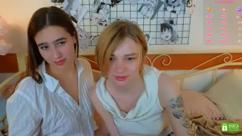 Snapshot of _eliizabeth__ chatting on 04-22-26, 10:00 Lizzy online show from 04-22-26, 10:00