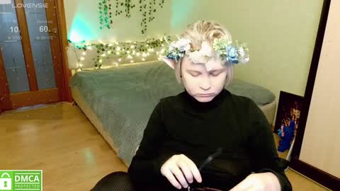 Snapshot of _elven_dreams__ chatting on 12-13-24, 10:23 chloue and Gretta online show from 12-13-24, 10:23