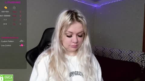 Snapshot of _elven_dreams__ chatting on 12-22-24, 02:39 chloue and Gretta online show from 12-22-24, 02:39