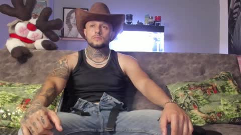 Snapshot of _emilio_escobar chatting on 12-16-24, 11:39 Emilio online show from 12-16-24, 11:39