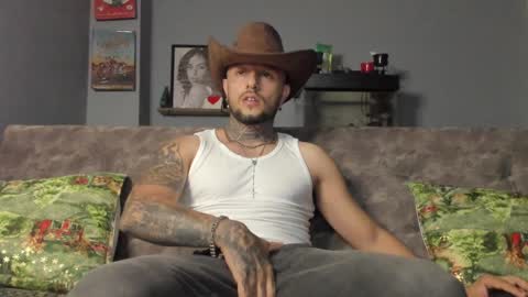 Snapshot of _emilio_escobar chatting on 01-06-25, 10:46 Emilio online show from 01-06-25, 10:46