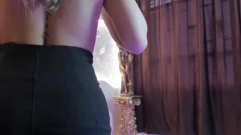 Snapshot of _emmawalka chatting on 10-15-25, 03:01 _emmawalka online show from 10-15-25, 03:01