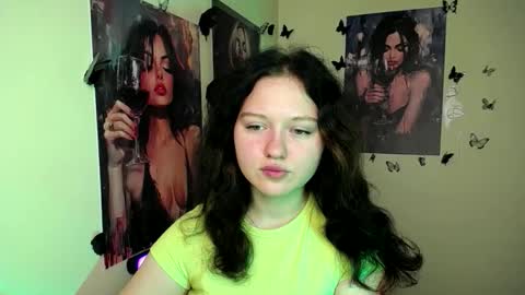 Snapshot of _foxy_lady chatting on 09-18-25, 06:26 Alice online show from 09-18-25, 06:26