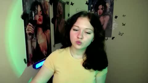 Snapshot of _foxy_lady chatting on 10-13-25, 06:13 Alice online show from 10-13-25, 06:13